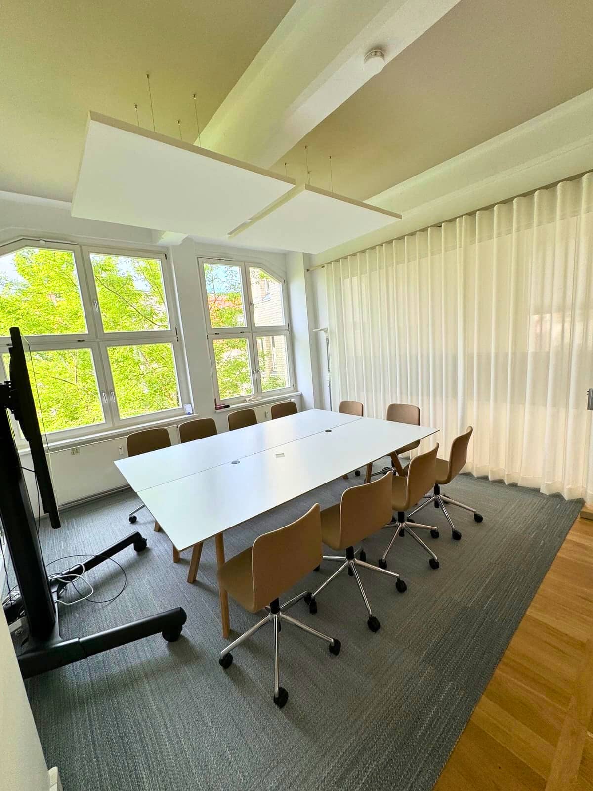 aenu-berlin-mitte-akustikloesung-cradle-to-cradle-paneele-wellenvorhaenge-teppichfliesen - 4868 Akustiklösung im Besprechungsraum von AENU Berlin: Akustikpaneele, Wellenvorhänge aus Akustikstoffen und zweifarbige Teppichfliesen im Frame-Design