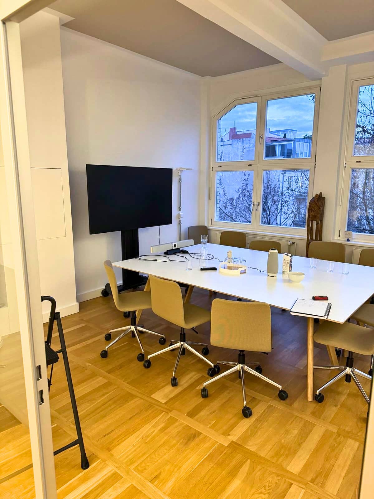 aenu-berlin-mitte-akustikloesung-cradle-to-cradle-paneele-wellenvorhaenge-teppichfliesen4427 Akustiklösung im Besprechungsraum von AENU Berlin: Akustikpaneele, Wellenvorhänge aus Akustikstoffen und zweifarbige Teppichfliesen im Frame-Design