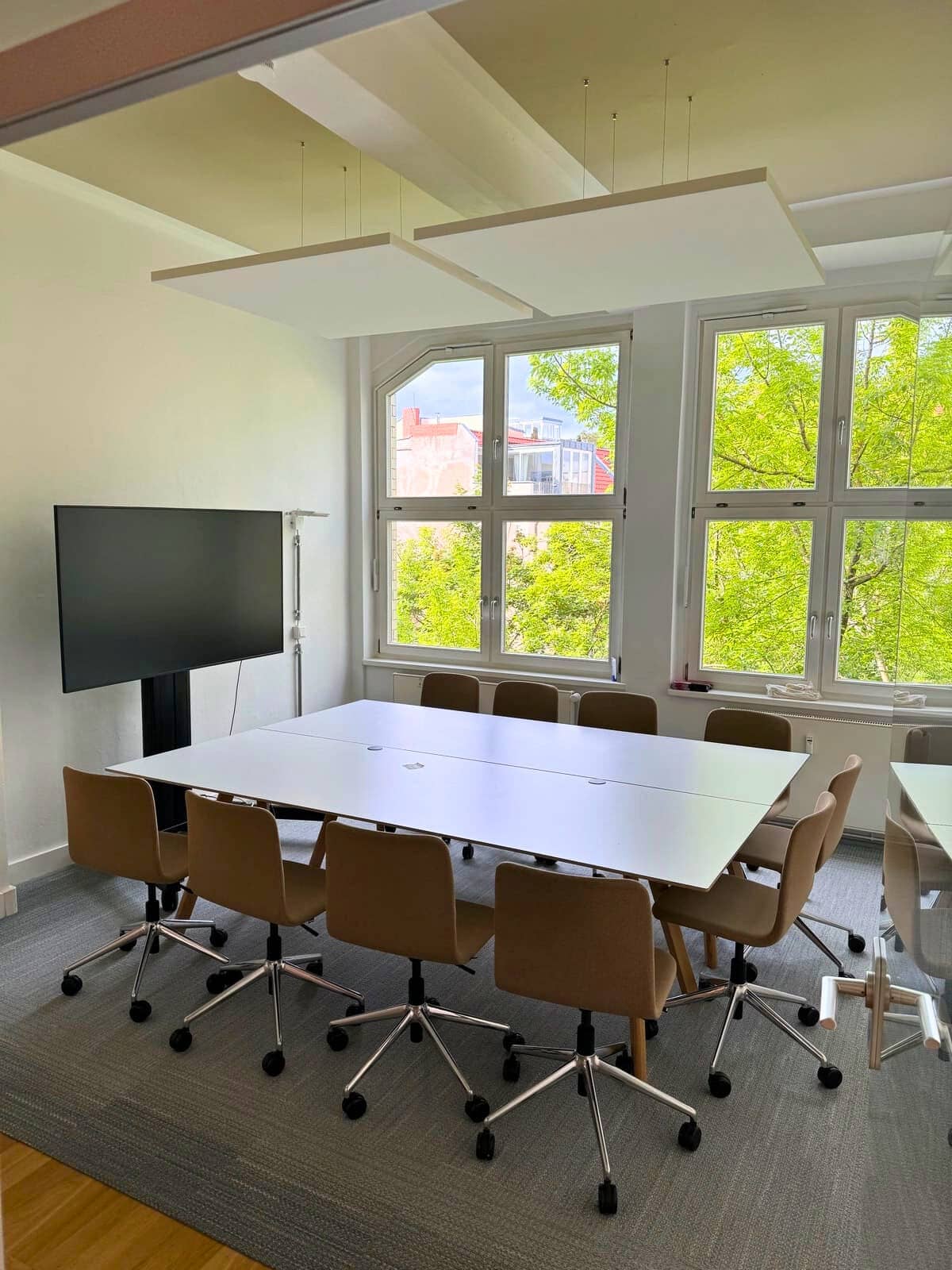aenu-berlin-mitte-akustikloesung-cradle-to-cradle-paneele-wellenvorhaenge-teppichfliesen4867 Akustiklösung im Besprechungsraum von AENU Berlin: Akustikpaneele, Wellenvorhänge aus Akustikstoffen und zweifarbige Teppichfliesen im Frame-Design