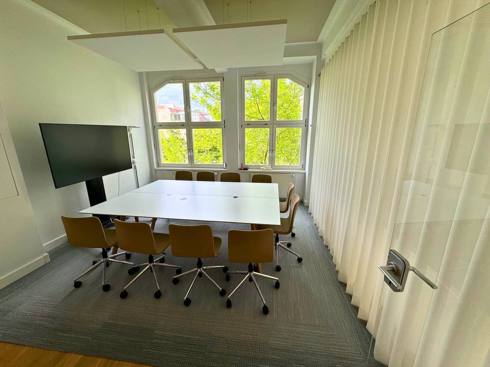 aenu-berlin-mitte-akustikloesung-cradle-to-cradle-paneele-wellenvorhaenge-teppichfliesen4869 Akustiklösung im Besprechungsraum von AENU Berlin: Akustikpaneele, Wellenvorhänge aus Akustikstoffen und zweifarbige Teppichfliesen im Frame-Design