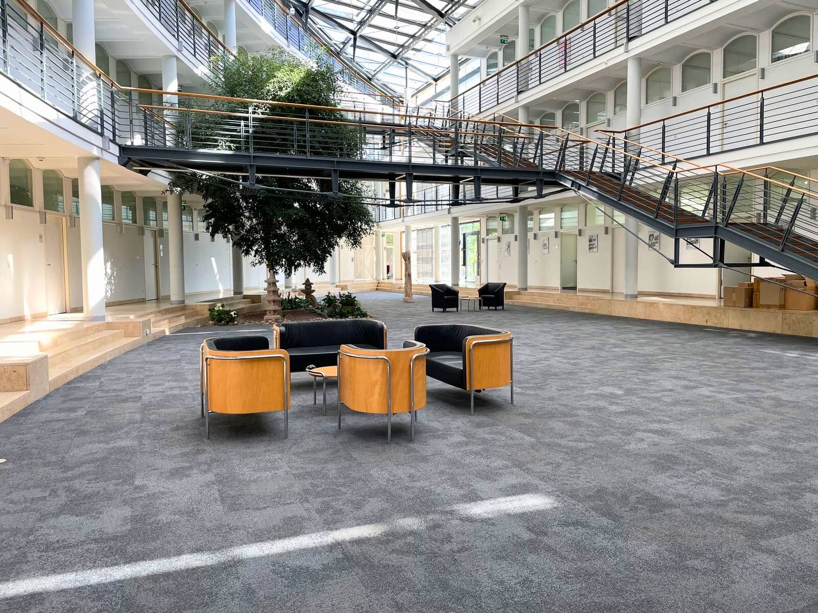 atrium-ewp-potsdam-interface-composure-teppichfliesen-ohne-verklebung - 1431 Interface Composure Teppichfliesen im Atrium der EWP Potsdam - verlegt ohne Verklebung