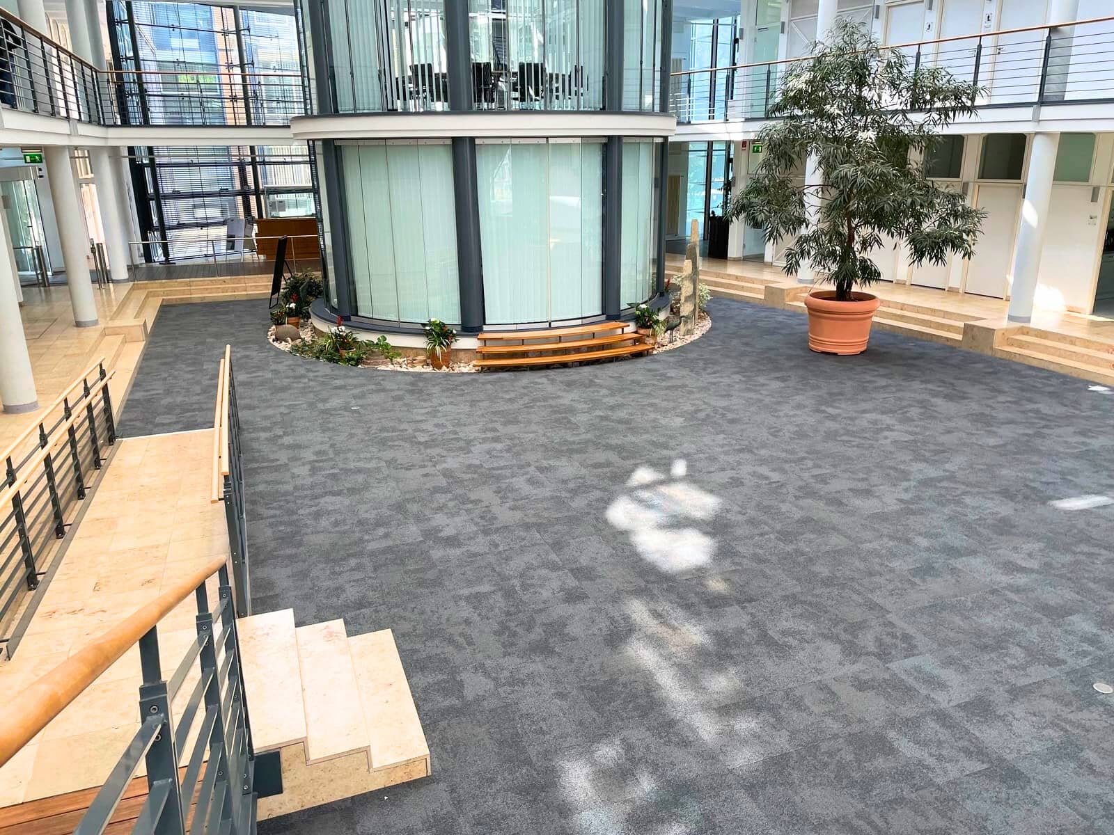 atrium-ewp-potsdam-interface-composure-teppichfliesen-ohne-verklebung - 1436 Interface Composure Teppichfliesen im Atrium der EWP Potsdam - verlegt ohne Verklebung