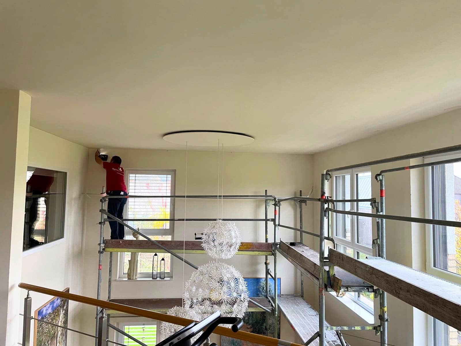 einfamilienhaus-brandenburg-wellenvorhaenge-interstil-innenlaufschiene-580cm-montagehoehe - 2192 Wellenvorhänge mit Interstil Innenlaufschiene im Einfamilienhaus Brandenburg bei Potsdam, Montagehöhe 5,80 Meter