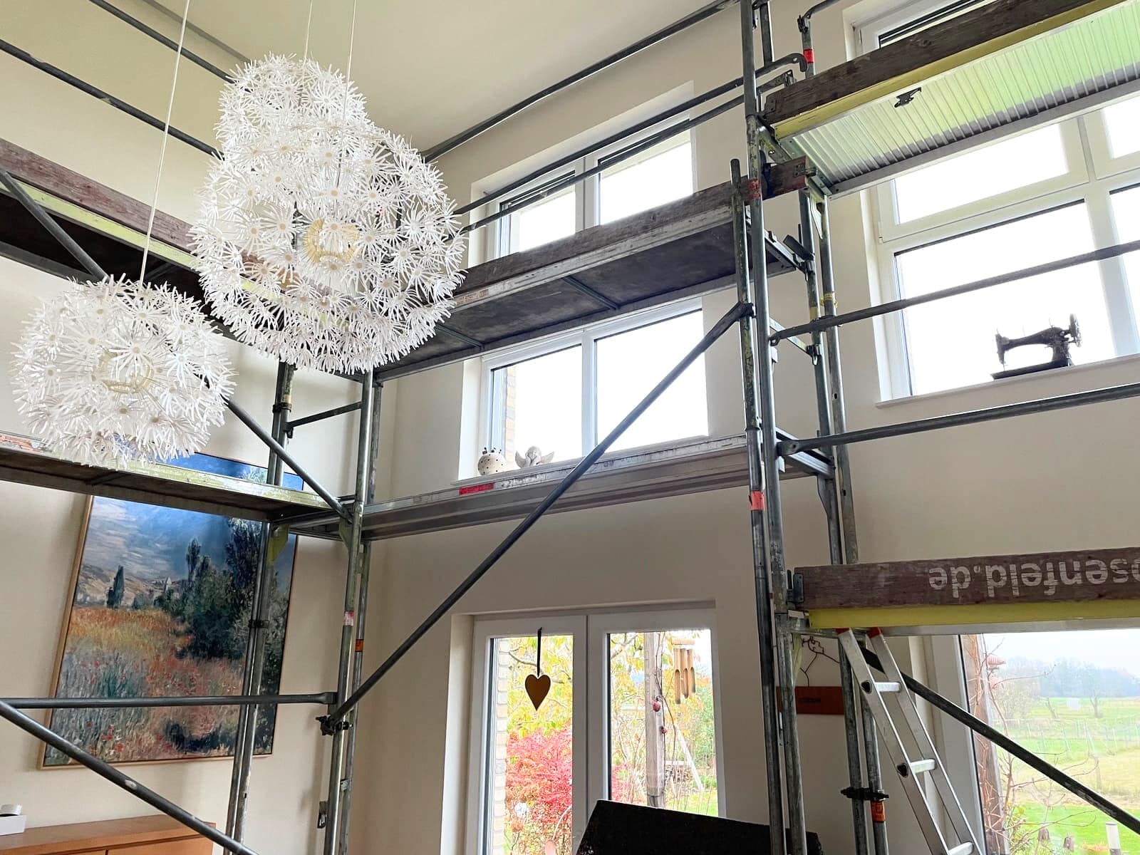 einfamilienhaus-brandenburg-wellenvorhaenge-interstil-innenlaufschiene-580cm-montagehoehe - 2195 Wellenvorhänge mit Interstil Innenlaufschiene im Einfamilienhaus Brandenburg bei Potsdam, Montagehöhe 5,80 Meter