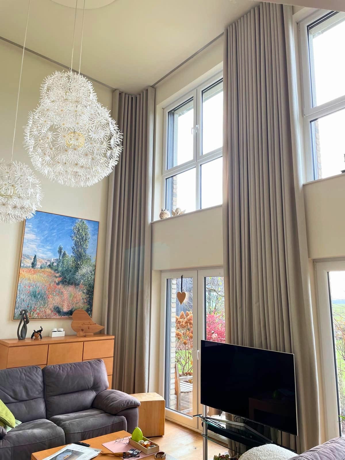 einfamilienhaus-brandenburg-wellenvorhaenge-interstil-innenlaufschiene-580cm-montagehoehe - 2216 Wellenvorhänge mit Interstil Innenlaufschiene im Einfamilienhaus Brandenburg bei Potsdam, Montagehöhe 5,80 Meter