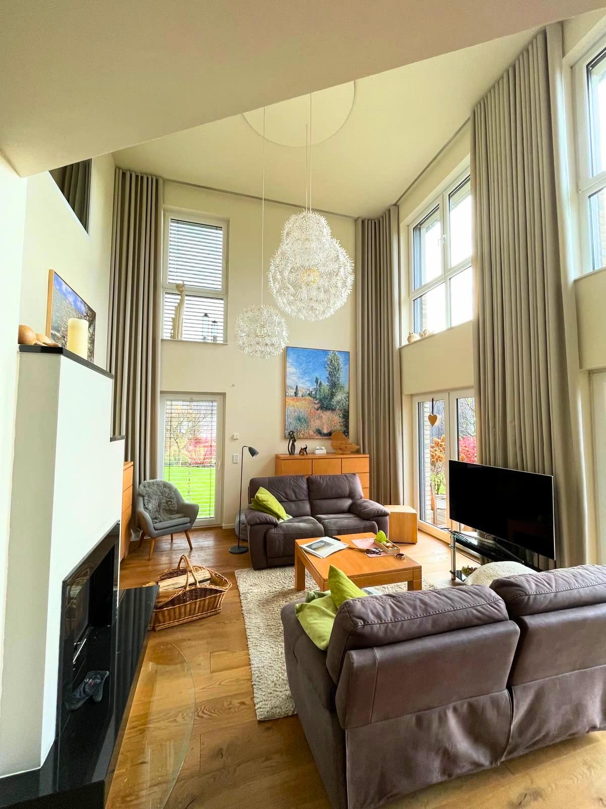 einfamilienhaus-brandenburg-wellenvorhaenge-interstil-innenlaufschiene-580cm-montagehoehe - 2217 Wellenvorhänge mit Interstil Innenlaufschiene im Einfamilienhaus Brandenburg bei Potsdam, Montagehöhe 5,80 Meter